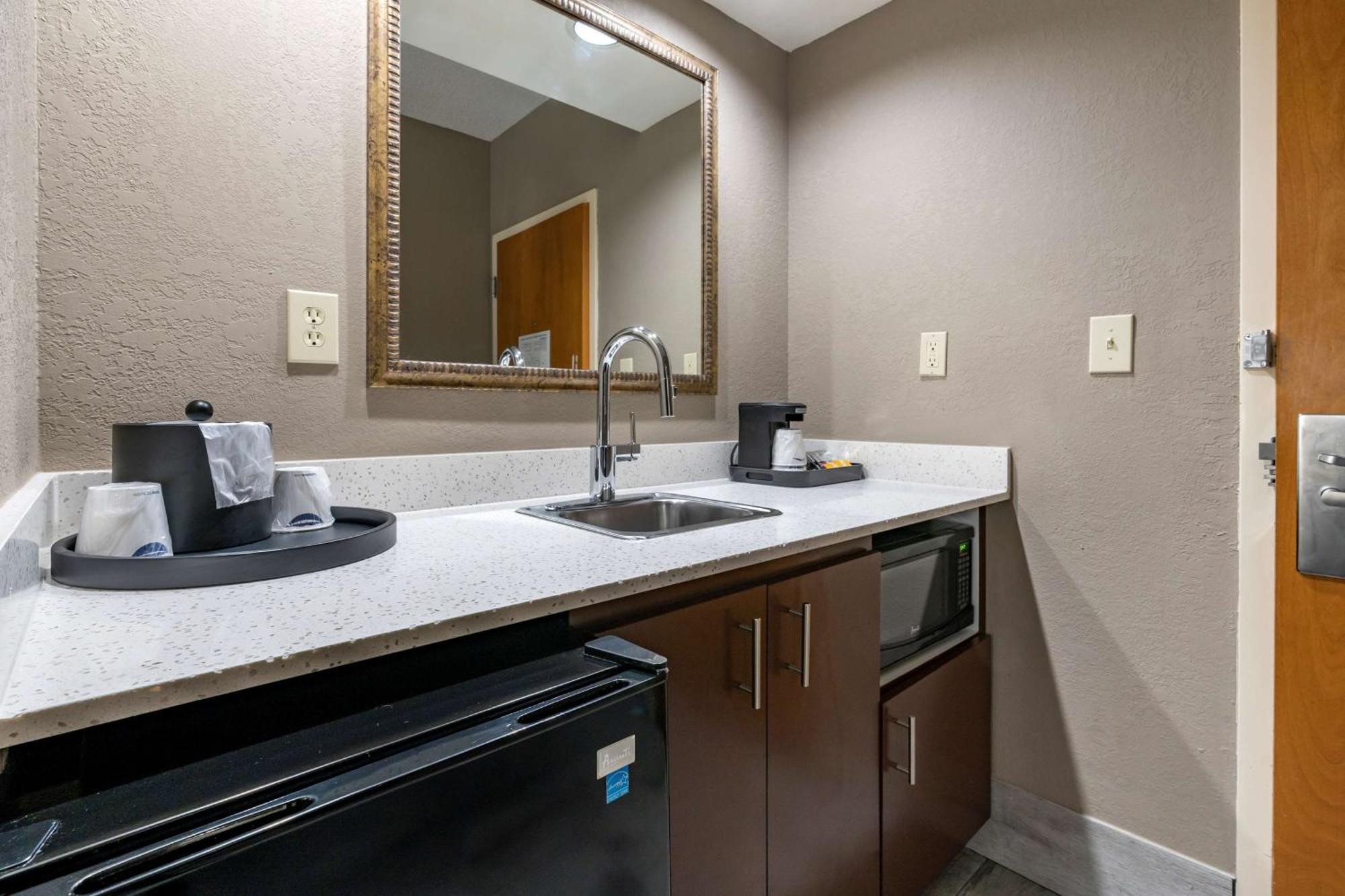 Hampton Inn & Suites Louisville East Exteriör bild